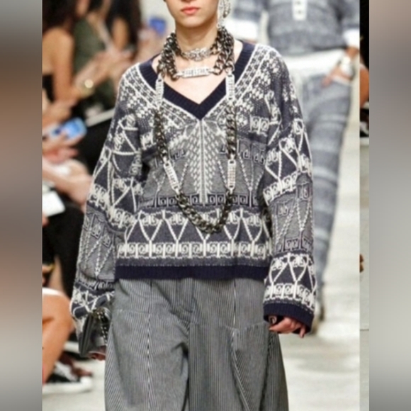 SOLD Chanel CC logo Cashmere Sweater - Picture 8 of 8